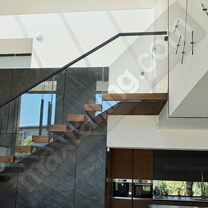 Стъклен парапет по стълби с дистанционери